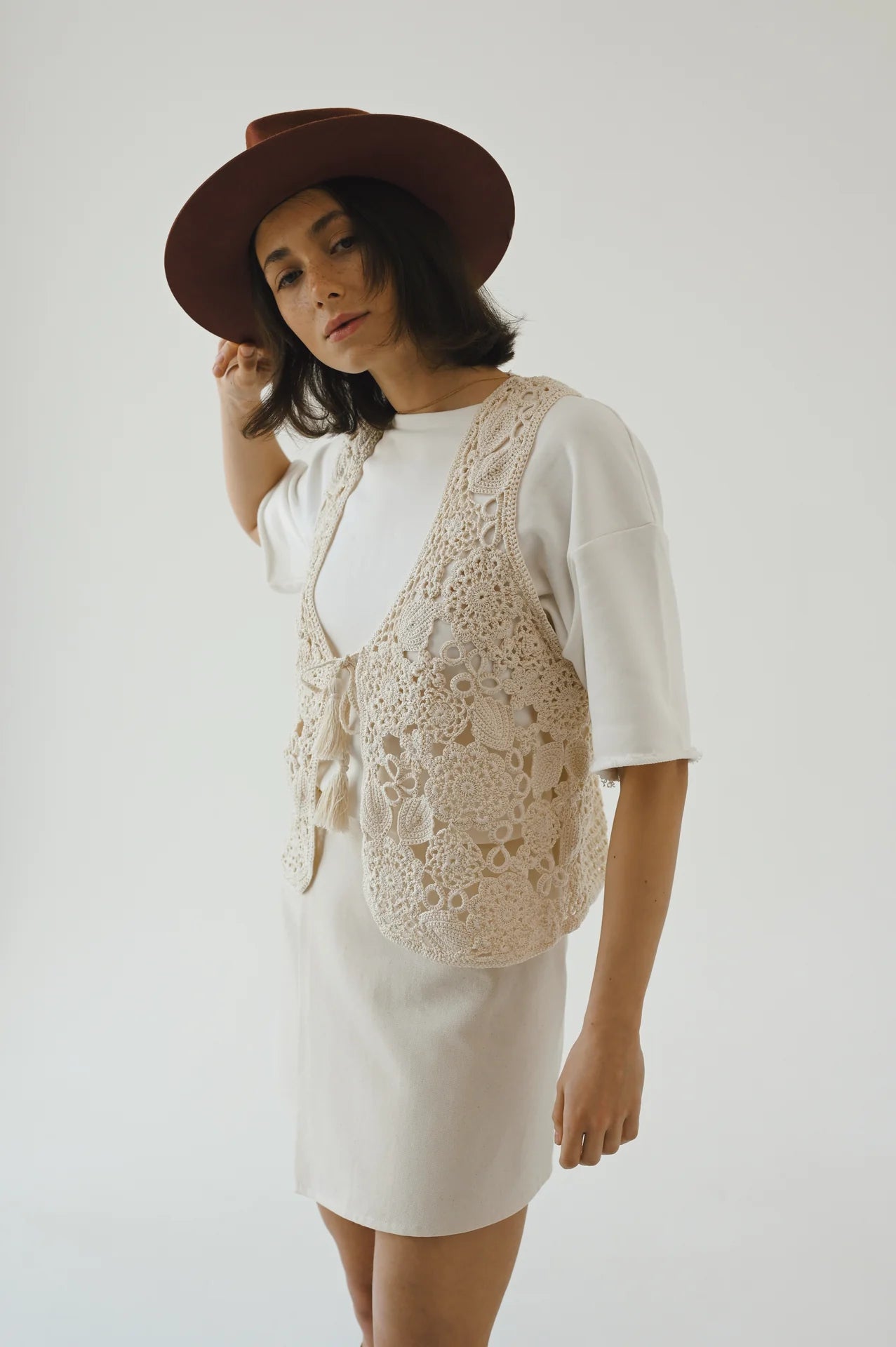 white t-shirt (white)