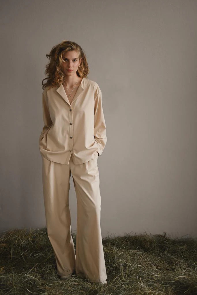 22 1f (Beige)